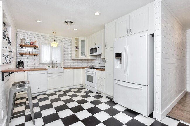 Building Photo - 1407 E 19th St