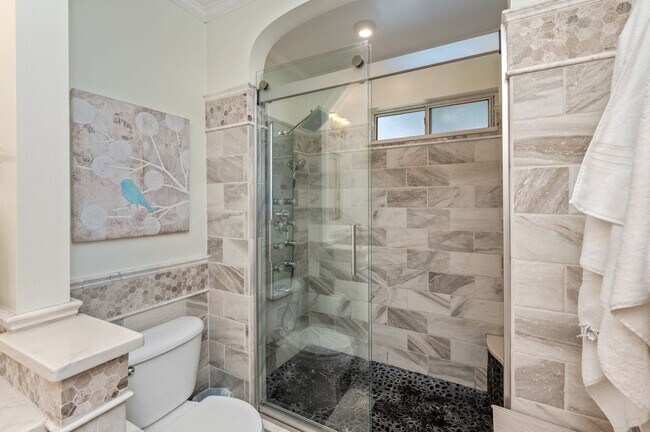 Building Photo - Location & LUXURY in Bluewater Bay!!