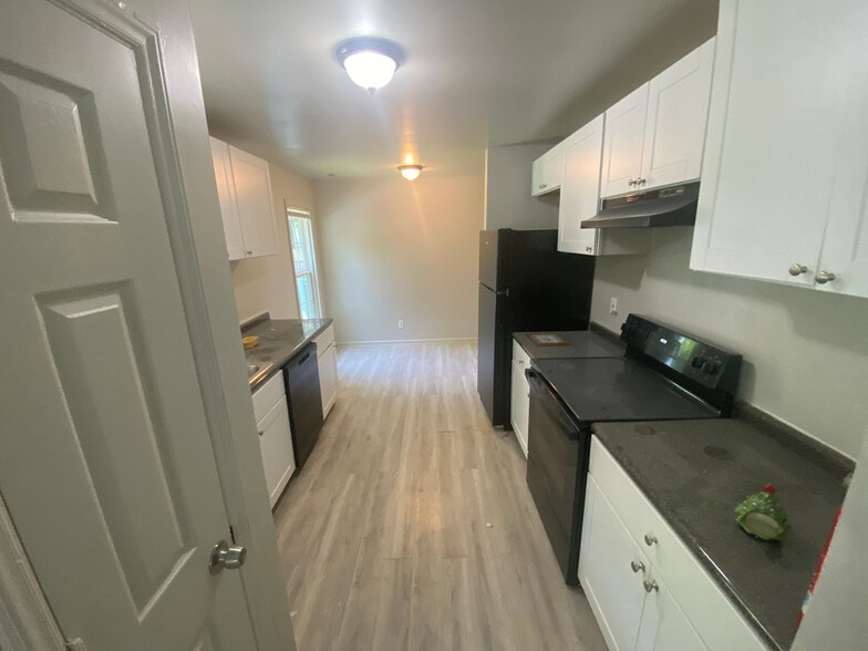 Building Photo - Room in Duplex on Beck St