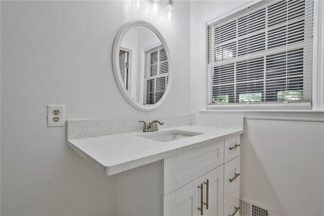 Building Photo - 2041 Collinswood Dr