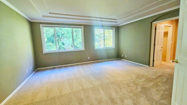 Building Photo - Beautiful 4 Bed 2.5 Bath  3190 sq ft Home ...