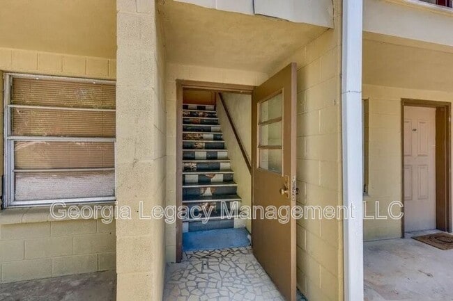Building Photo - 65 Hughes St