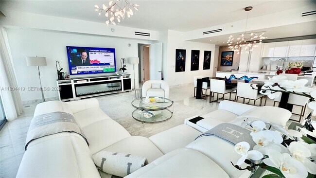 Building Photo - 10201 Collins Ave