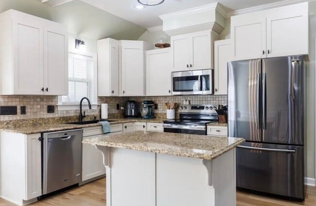 Building Photo - 901 Sugarberry Dr