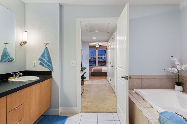 Building Photo - Gorgeous condo with city views