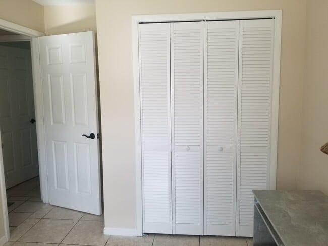 Building Photo - 1088 Persian Ln