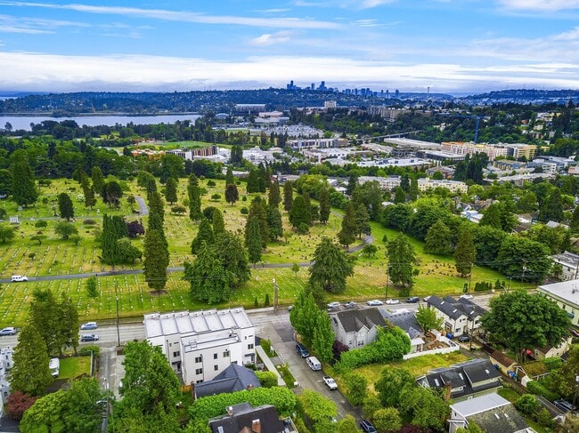 Building Photo - Bryant/Ravenna Townhouse
