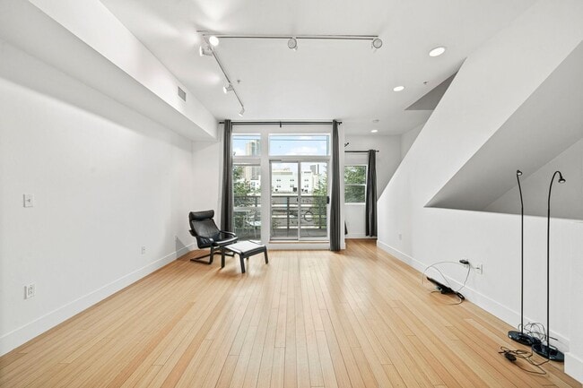 Building Photo - Modern 3BD, 3.5BA Five Points Townhome wit...