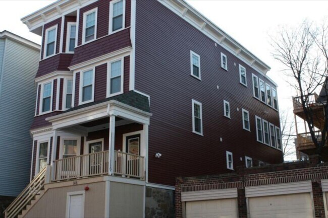 Building Photo - No Brokers Fee, One Months Rent-Free, Luxury Finishes, In-Unit Washer and Dryer, Central Heat/AC