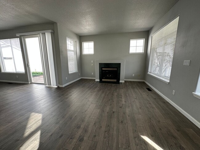 Building Photo - 3 Bedroom Beaverton Home with A/C!