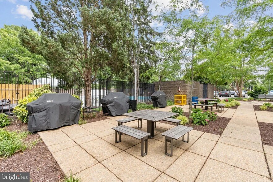grill area - 1301 Delaware Ave SW