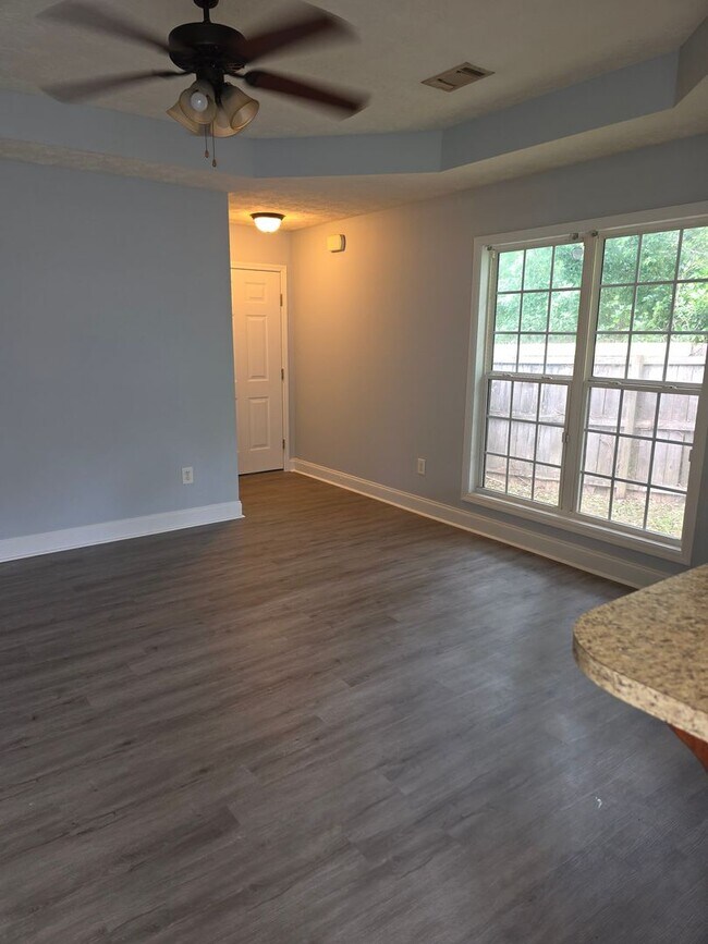 Building Photo - A Great Starter Home Just For YOU!