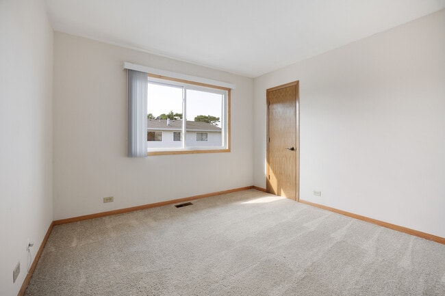 Building Photo - 717 Whitesail Dr