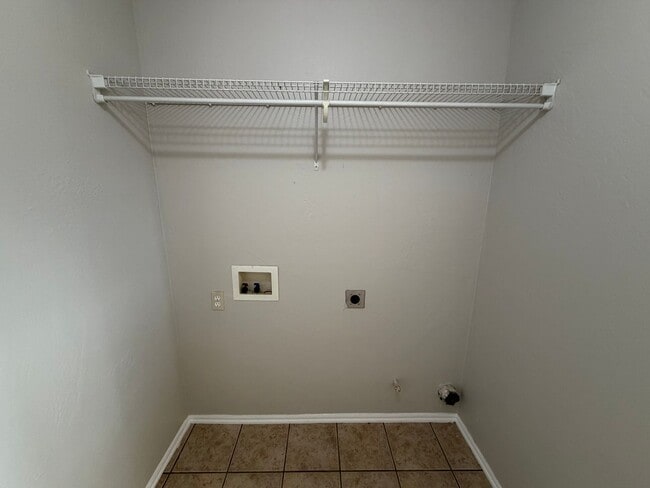 Building Photo - 411 S Pointe Ln