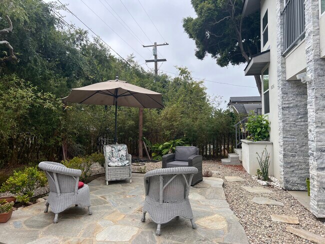 View of entry way on right corner - 826 Hermes Ave