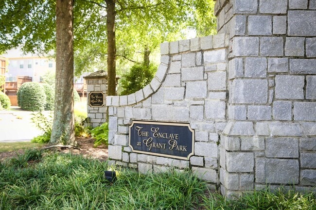 Building Photo - 851 Stratum Way SE