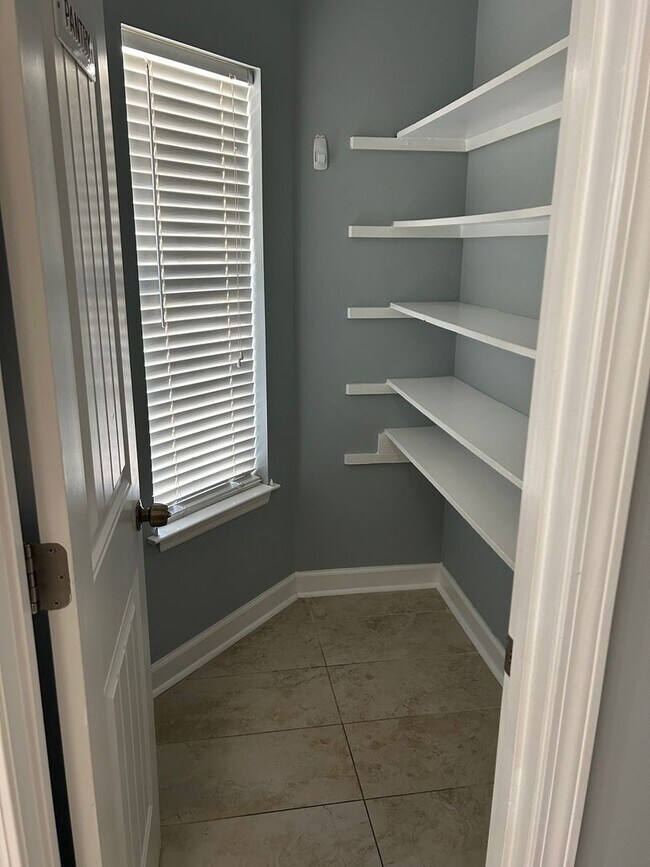 Building Photo - Forest Ridge off Middleground Road