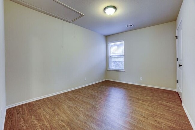 Building Photo - Bright & Modern 3BR Near TU & Cherry Stree...