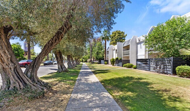 Building Photo - 302 E Monte Vista Rd