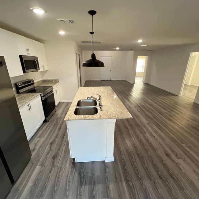 Building Photo - Beautiful 4 Bedroom, 2 Bathroom Home in Palm Bay!!