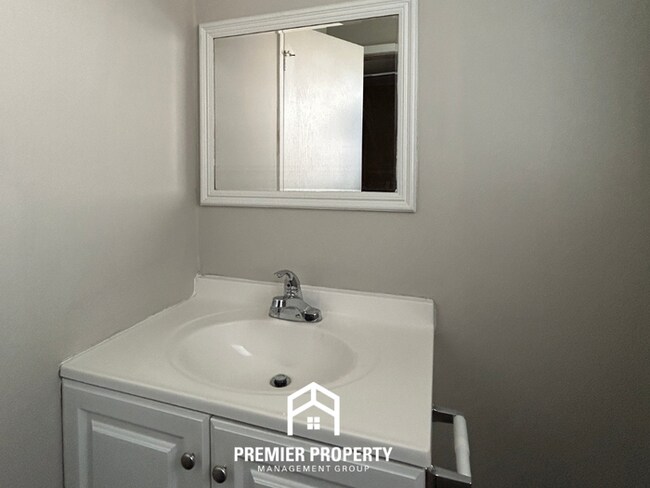 Building Photo - Spacious 4BR/2BA Southaven Home | Hardwood Floors, Fireplace & Fenced Yard with Shed