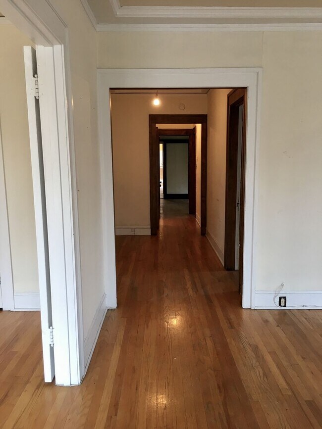 Interior Photo - 5752-58 N Winthrop Ave