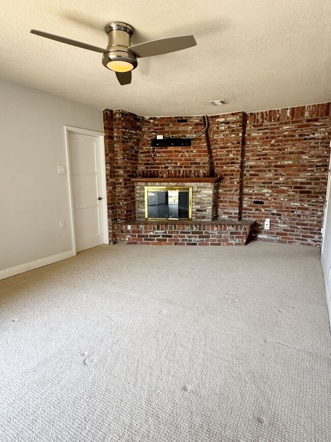 Building Photo - Charming 2-Bedroom Home with Fireplace, Backyard & Garage in Lakewood