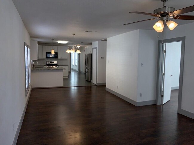 Building Photo - 722 S Winnetka Ave