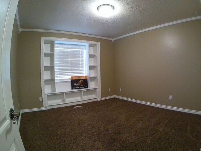 Building Photo - 5 bdrm 3bth Home 3 Car Garage Some utiliti...