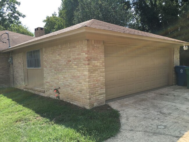 Building Photo - 3/2/2 Fenced Yard and Pet Friendly