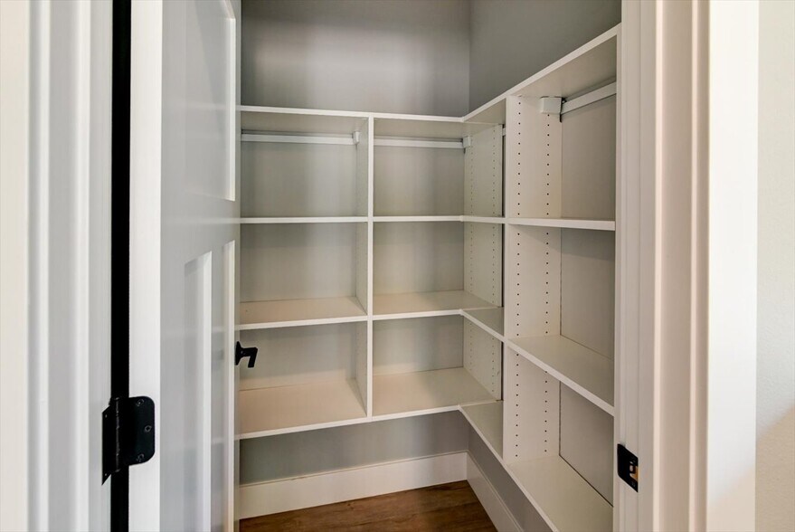 Building Photo - 2900 Blue Grass Dr