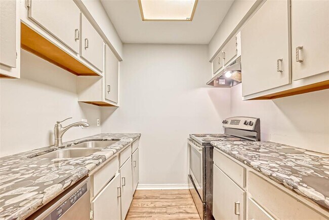 Building Photo - 9009 Richmond Ave.