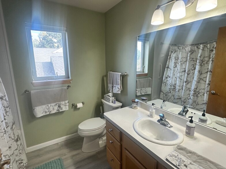 Main bath - 3510 S Toldt Cir
