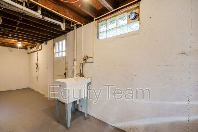 Building Photo - 3918 Odin Ave