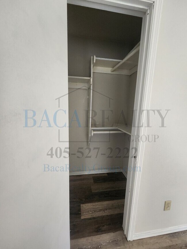 Building Photo - 2258 Donna Dr