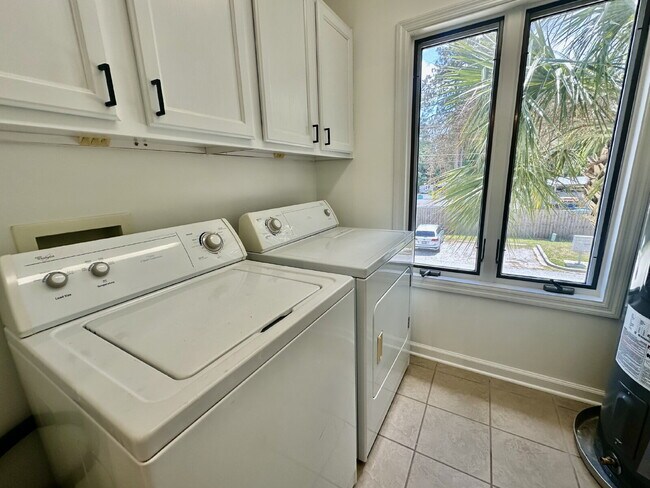 Building Photo - Beautiful Two Bedroom Townhome Located in Bluffton Village!