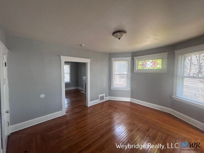 Building Photo - 862 Academy Ave