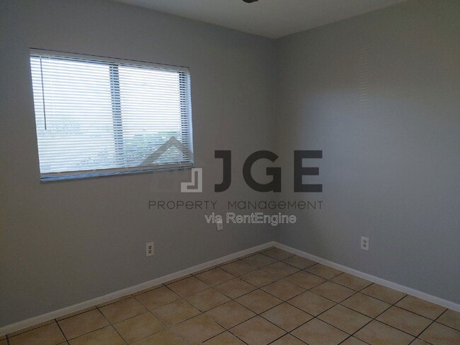 Building Photo - 724 Ne-11 Ter