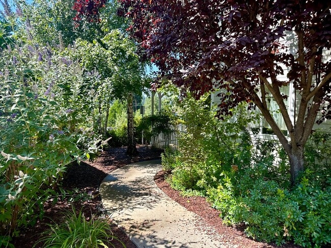 Building Photo - 215