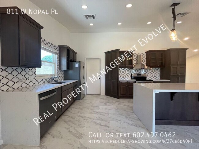 Building Photo - 811 W Nopal Pl
