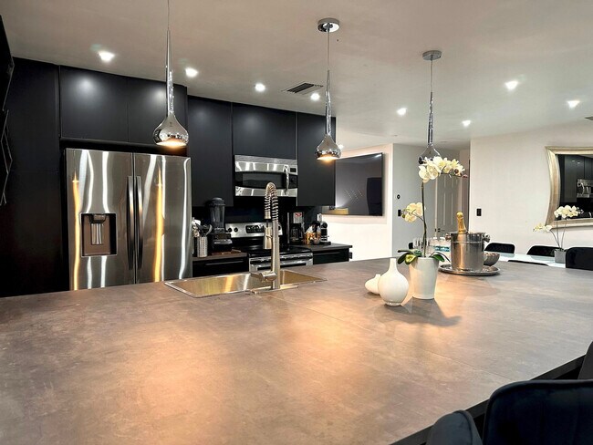 Building Photo - 5700 Saddlebrook Way