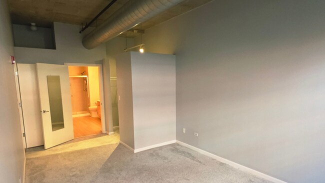 Building Photo - 933 W Van Buren St