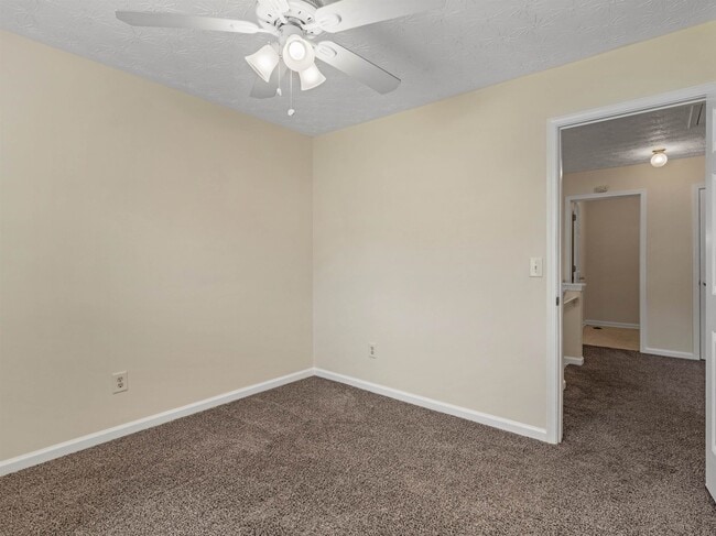 Building Photo - 310 Sarasota Ln