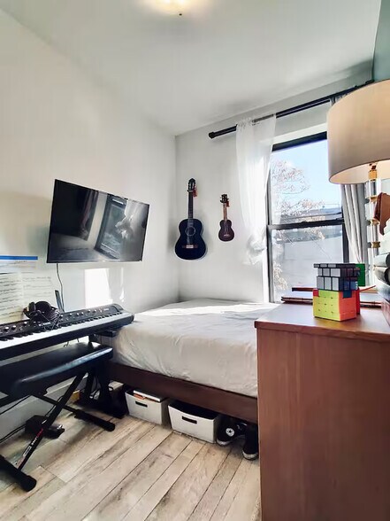 Building Photo - Large HDTV Room, AC, 15 min to Manhattan #125