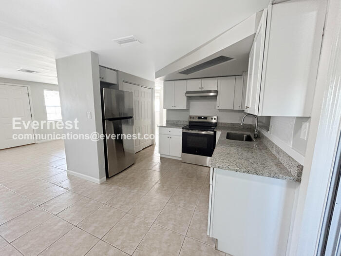 Building Photo - 3034 Primrose Dr