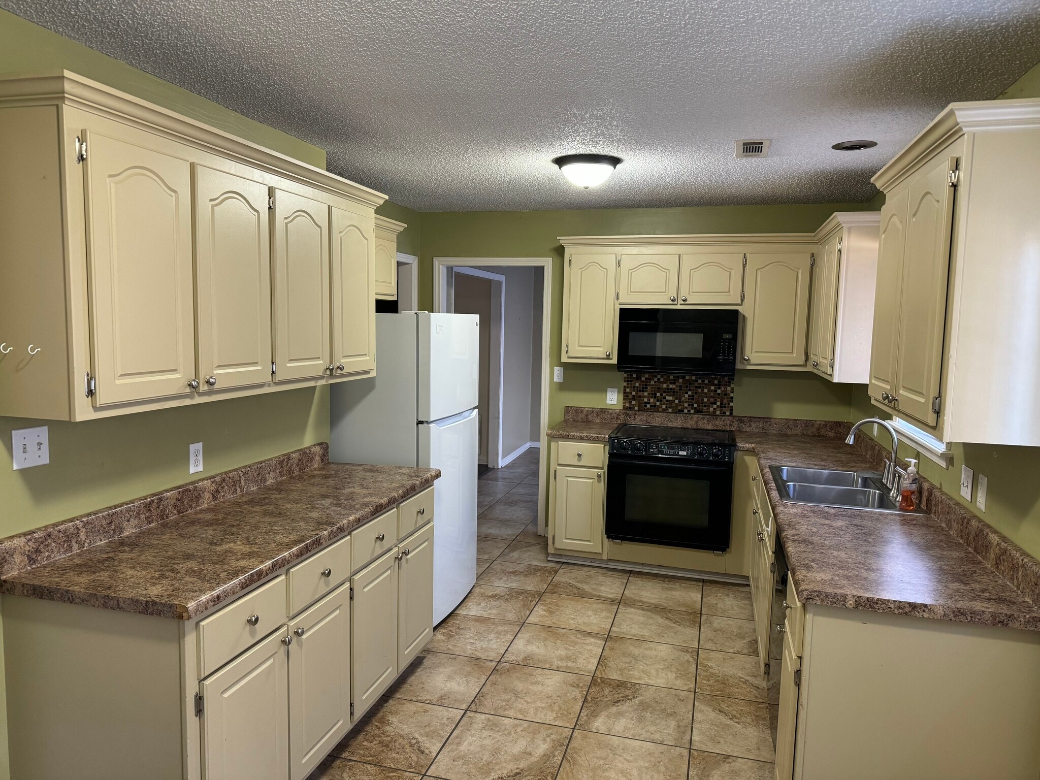 Kitchen - 3550 Woodland Dr