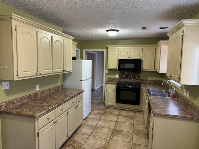 Kitchen - 3550 Woodland Dr