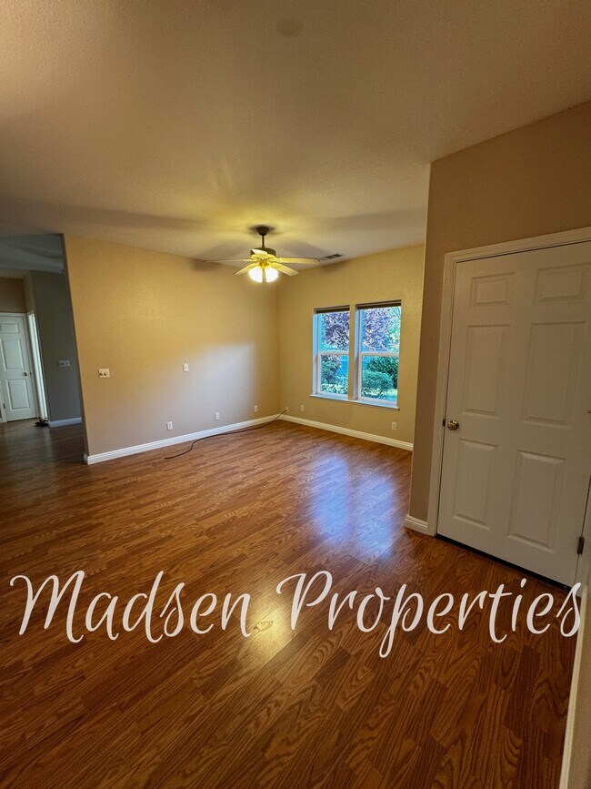 Building Photo - 121 Hart Ln