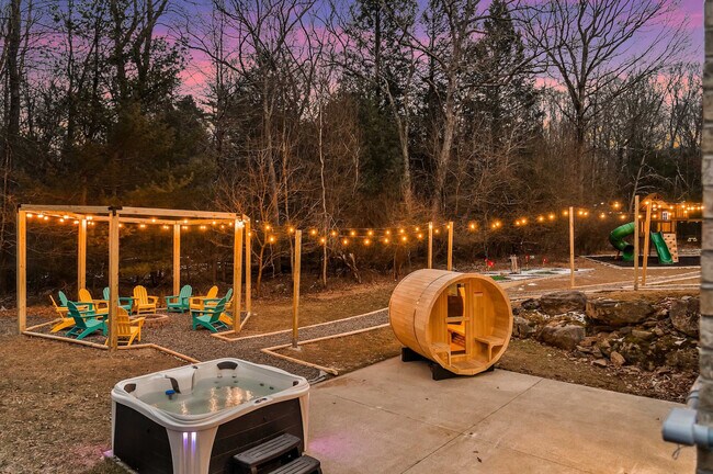 Building Photo - 1551 Wooded Acres Dr