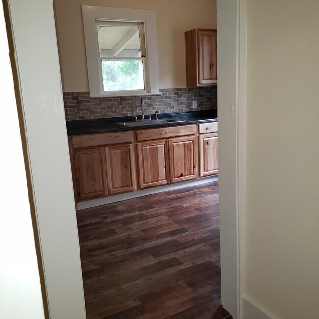 Building Photo - 1017 W 4th St